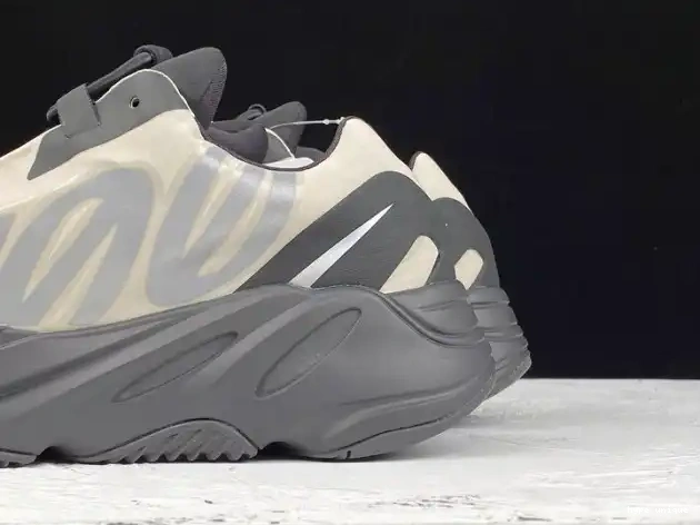 hype Yeezy Boost Bone 700 MNVN Adidas FY3729 0512